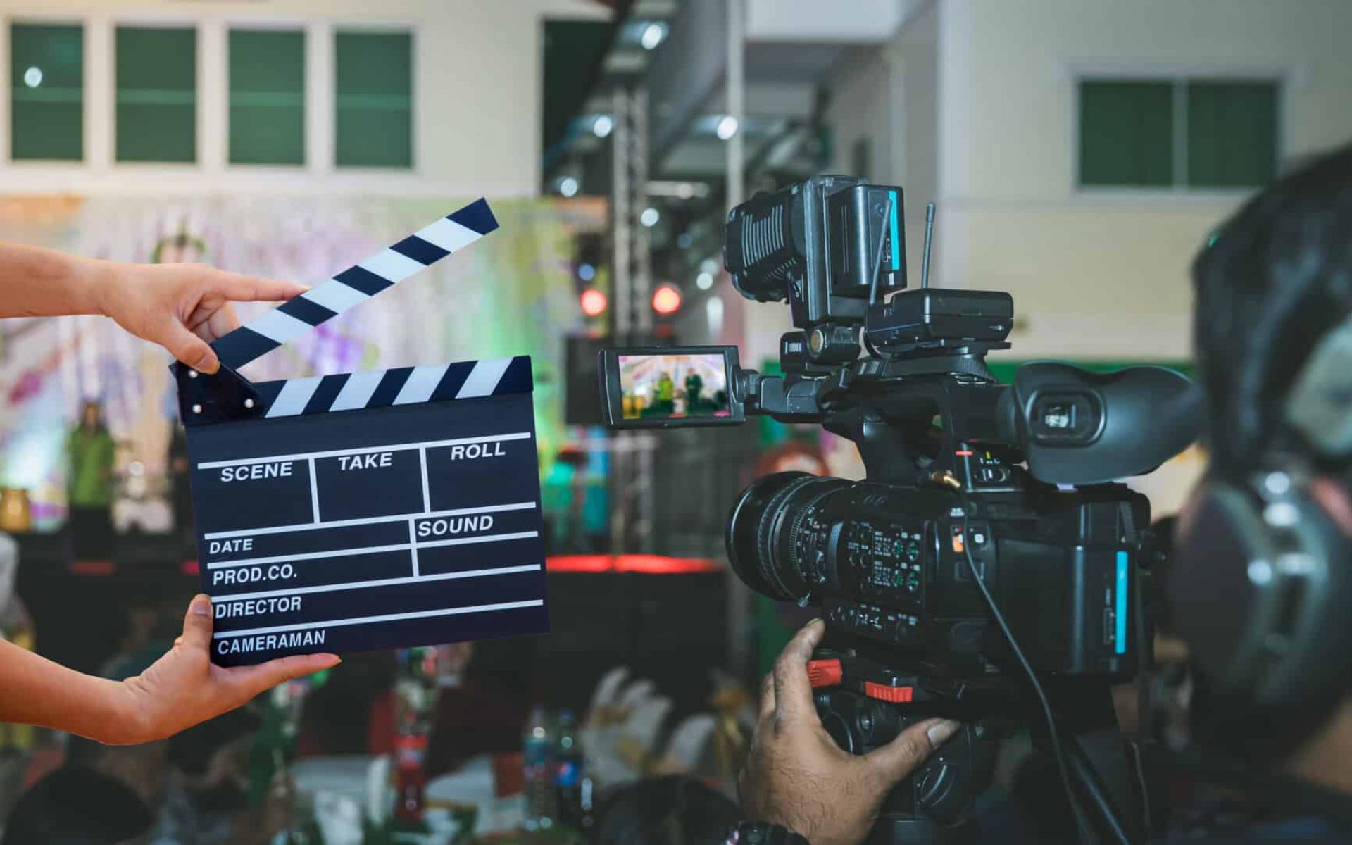 man-hands-holding-movie-clapper-film-director-con-2026-01-08-23-45-13-utc